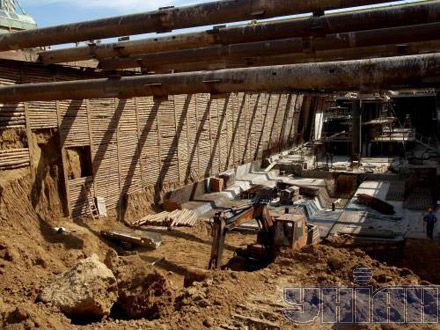 Проходчик метро погиб, выравнивая стену котлована (3 фото)