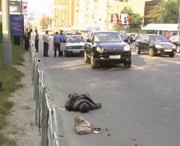 У Києві під колесами ”Порше-Кайєн” загинув бездомний (фото) 


