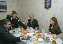 Владимир Путин пьёт чай на Камчатке (4 фото)