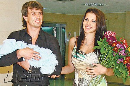 Екс-солістку ”ВІА Гри” виписали з пологового будинку (фото)