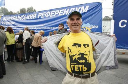 Партия регионов собирает подписи на Майдане (фото)