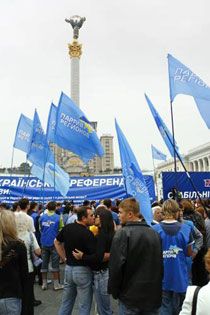 Партия регионов собирает подписи на Майдане (фото)