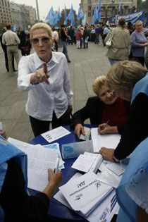Партия регионов собирает подписи на Майдане (фото)