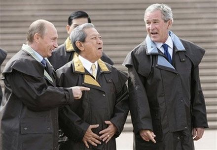 Між президентами Росії та США голова уряду Таїланду Сулаюд Чуланонт