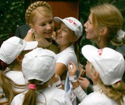 Юлия Тимошенко здоровается с молодыми сторонницами после митинга в Умани. 11 сентября