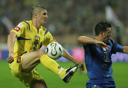 Володимир Єзерський і автор обох голів у ворота української команди Антоніо ді Натале