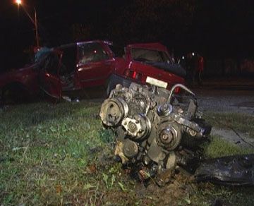 ДТП в Киеве: Форд разорвало на две части (фоторепортаж)