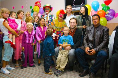 Стивен Сигал инкогнито побывал в детском доме под Киевом (фоторепортаж)