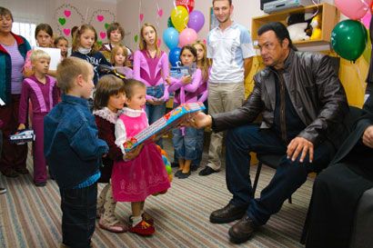 Стивен Сигал инкогнито побывал в детском доме под Киевом (фоторепортаж)