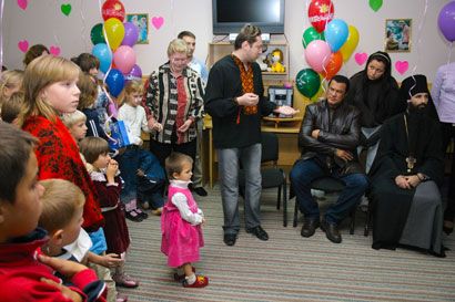 Стивен Сигал инкогнито побывал в детском доме под Киевом (фоторепортаж)