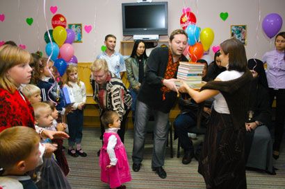 Стивен Сигал инкогнито побывал в детском доме под Киевом (фоторепортаж)