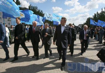 Виктор Янукович уверен в победе Партии регионов (3 фото)