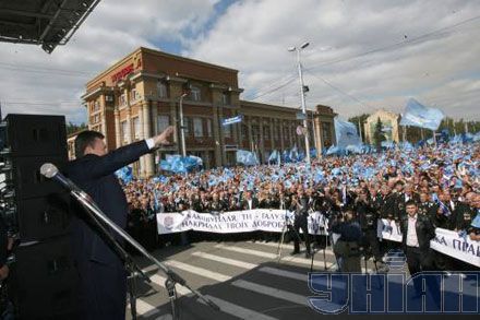 Виктор Янукович уверен в победе Партии регионов (3 фото)