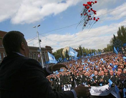 Виктор Янукович уверен в победе Партии регионов (3 фото)