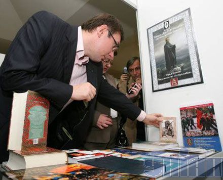 Луценко пропонує політикам ”задекларувати” прочитані книжки (фото)