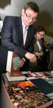 Луценко пропонує політикам ”задекларувати” прочитані книжки (фото)