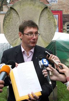 Луценко пропонує політикам ”задекларувати” прочитані книжки (фото)