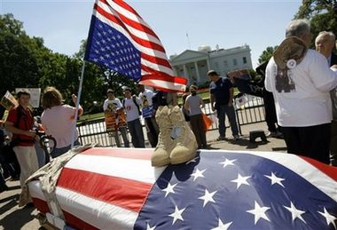 Участники митинга против войны в Ираке штурмовали Капитолий (фото)