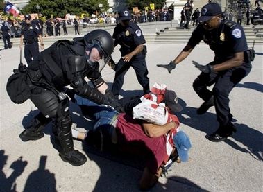 Участники митинга против войны в Ираке штурмовали Капитолий (фото)