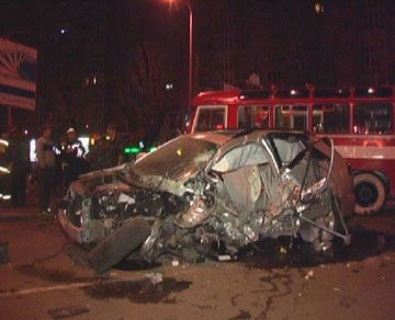 У Києві ”Лексус” врізався в рекламний щит (фоторепортаж)

