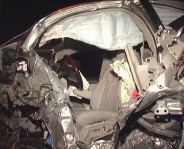 У Києві ”Лексус” врізався в рекламний щит (фоторепортаж)

