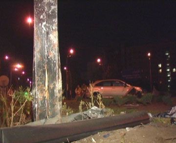 У Києві ”Лексус” врізався в рекламний щит (фоторепортаж)

