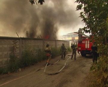 Пожежа в Києві: на СТО згоріли 10 автомобілів (фоторепортаж)