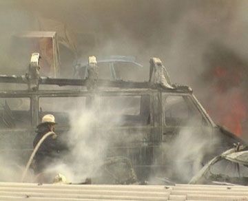 Пожежа в Києві: на СТО згоріли 10 автомобілів (фоторепортаж)