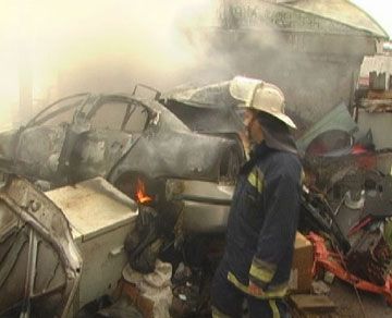 Пожежа в Києві: на СТО згоріли 10 автомобілів (фоторепортаж)