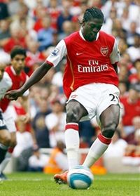 Эммануель Адебайор забивает с пенальти. Фото АР