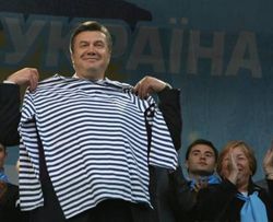 Віктор Янукович приміряє тільняшку під час мітингу в Севастополі. 22 вересня 