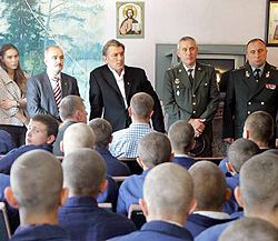 Виктор Ющенко общается с заключенными Бережанской воспитательной колонии для несовершеннолетних. 23 сентября 