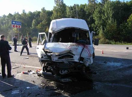 На трассе Киев-Чоп грузовик раздавил маршрутку с пассажирами (фото)