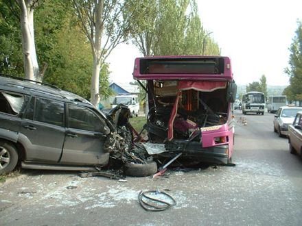 Джип врезался в рейсовый автобус: пострадали 10 человек (добавлены фото)