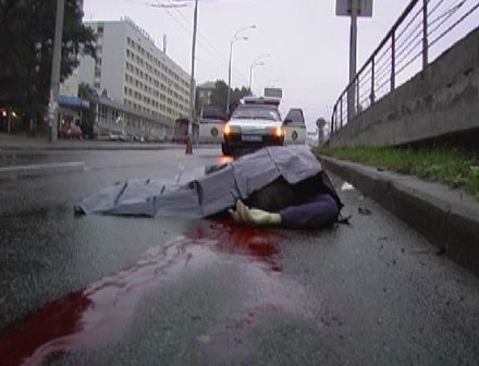 В Киеве на бульваре Дружбы народов погиб мужчина (фоторепортаж)