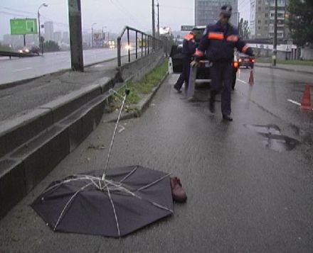 В Киеве на бульваре Дружбы народов погиб мужчина (фоторепортаж)