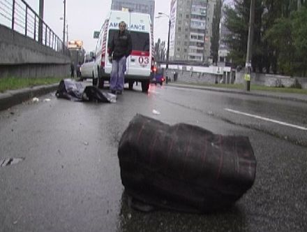 В Киеве на бульваре Дружбы народов погиб мужчина (фоторепортаж)