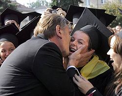 Віктор Ющенко цілує студентку під час зустрічі з викладачами й студентами Волинського державного університету їм. Лесі Українки в Луцьку. 26 вересня 