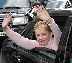 Юлія Тимошенко вітає прихильників БЮТ перед початком виборчого мітингу. Львів, 26 вересня 