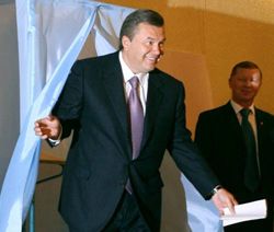 Премьер-министр Украины, лидер Партии регионов Виктор Янукович выходит с избирательным бюллетенем из кабины для голосования, 30 сентября 2007 г. 