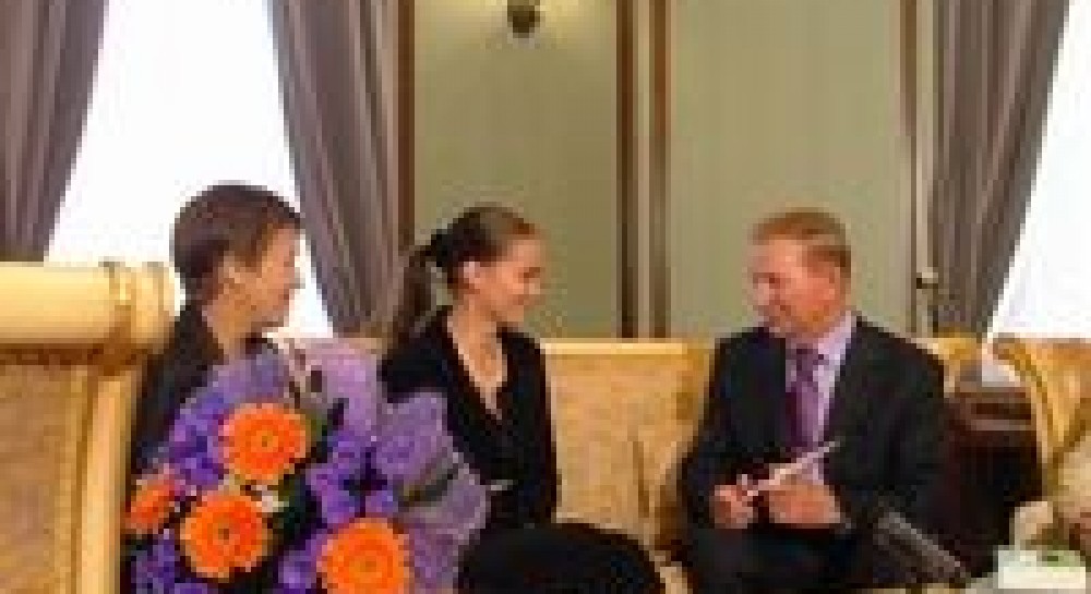 Леонід Кучма продовжує обдаровувати молодих талантів