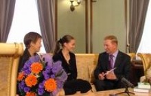 Леонід Кучма продовжує обдаровувати молодих талантів