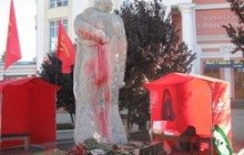 У Сімферополі облили фарбою пам`ятник «жертвам ОУН-УПА»