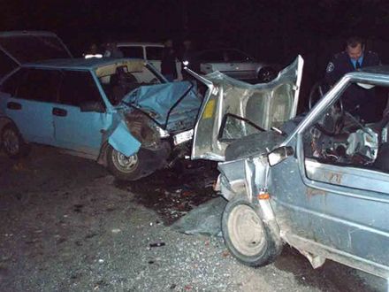”Дев`ятка” врізалася у Таврію: четверо загиблих (додані фото)