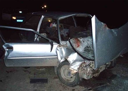 ”Дев`ятка” врізалася у Таврію: четверо загиблих (додані фото)