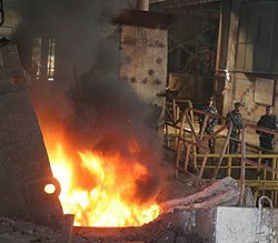 Работники завода «Киевтрактородеталь» сжигают в печи изъятые наркотические, психотропные вещества в присутствии представителей специальной комиссии Службы безопасности Украины