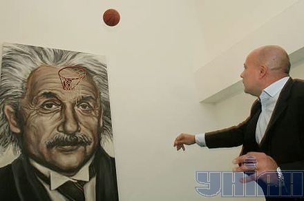 Президент PinchukArtCentre Петр Дорошенко демонстрирует интерактивную инсталляцию Ильи Чичкана и ”Синих носов” под названием ”Игры разума”