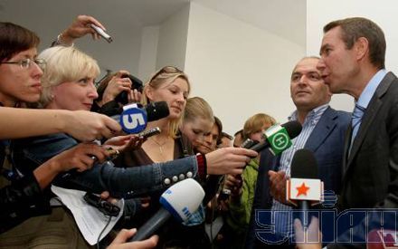 Віктор Пінчук спілкується з журналістами