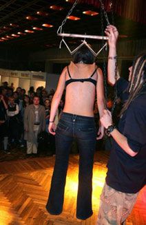 Фестиваль художнього тату та екстрім-шоу ”підвішування” (фоторепортаж)