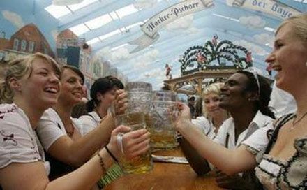 На «Октоберфесті» менше літрового кухля пива не буває (фото)